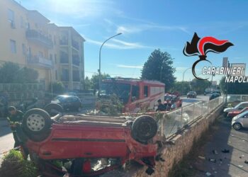Auto guidata da un 17enne contro una cabina elettrica, a bordo due 15enni
