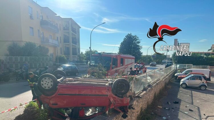 Auto guidata da un 17enne contro una cabina elettrica, a bordo due 15enni