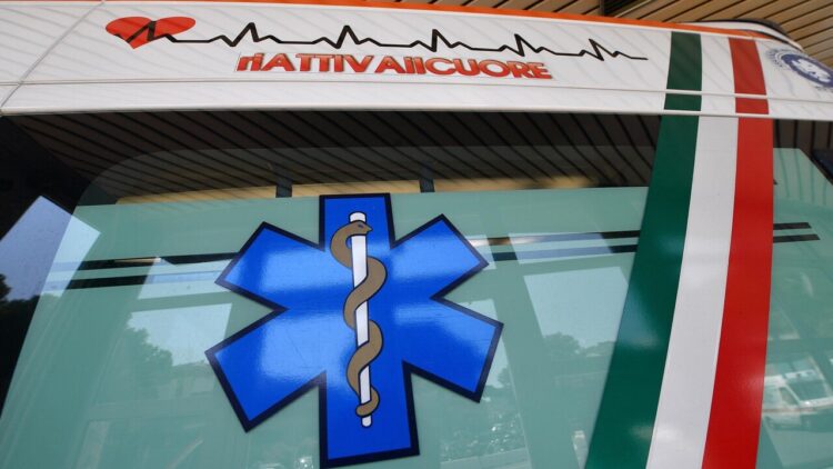 Trattore si ribalta e lo schiaccia, 85enne morto nel Savonese