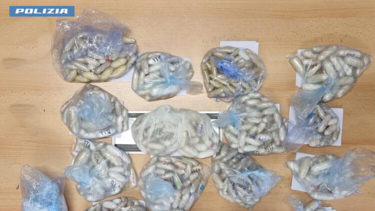 Bagaglio sospetto alla stazione Termini, dentro c’erano 7,8 chili di droga