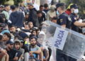 Scontri fra migranti a Ceuta, polizia spara in aria per disperdere la ressa