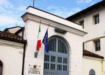 Dà fuoco al materasso della cella, detenuto di 19 anni muore intossicato