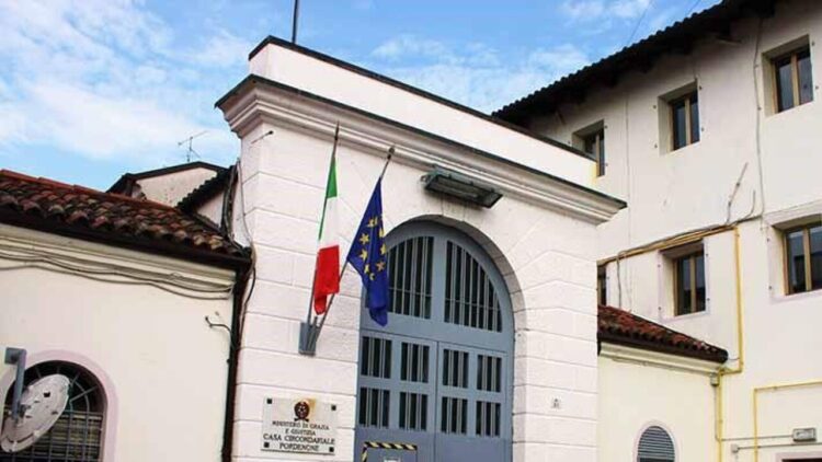 Dà fuoco al materasso della cella, detenuto di 19 anni muore intossicato