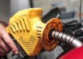 Corrono i prezzi dei carburanti, il governo studia misure per le accise