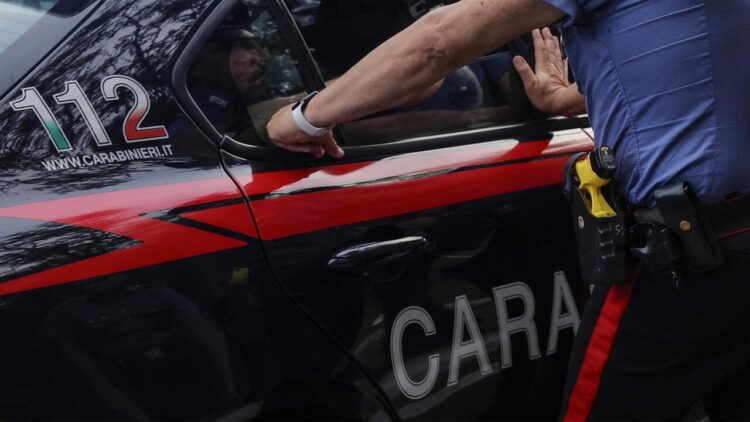 Coltellata al collo durante una lite in famiglia, ferita una donna