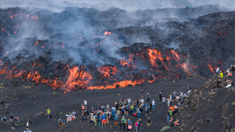 Cenere vulcanica dall’Etna, limitati i voli in arrivo all’aeroporto Catania