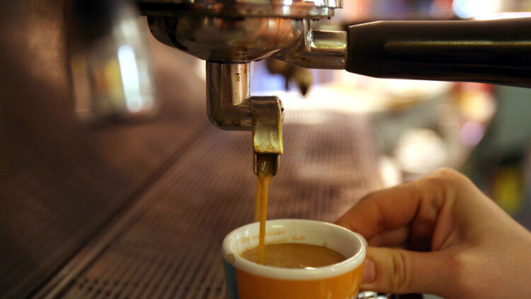È caro tazzina, l’espresso costa 1,29 euro, il 24% più del 2021