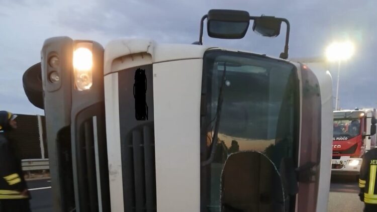 Autocarro tamponato si ribalta, un morto in A4 in Friuli