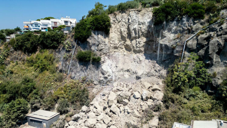 Campi Flegrei, sale a 700 il numero degli sfollati a Pozzuoli
