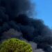 A fuoco capannone sotto sequestro nel Vastese, densa colonna di fumo nero