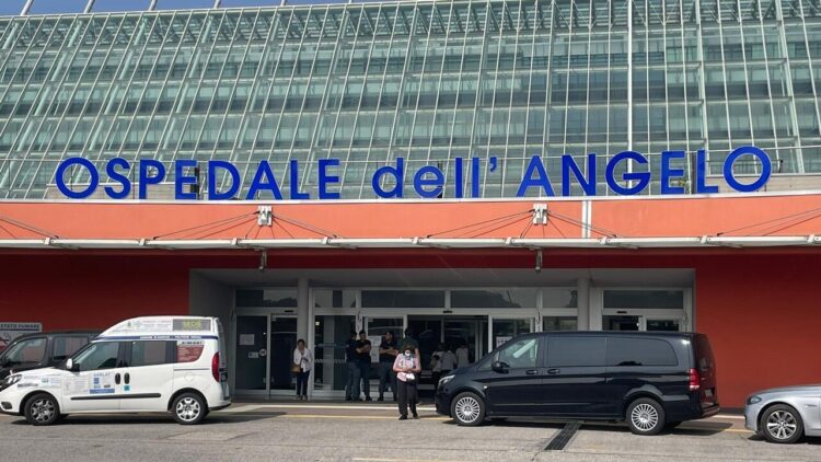 Si tuffa in mare e sbatte la testa, 17enne muore in ospedale dopo 4 giorni
