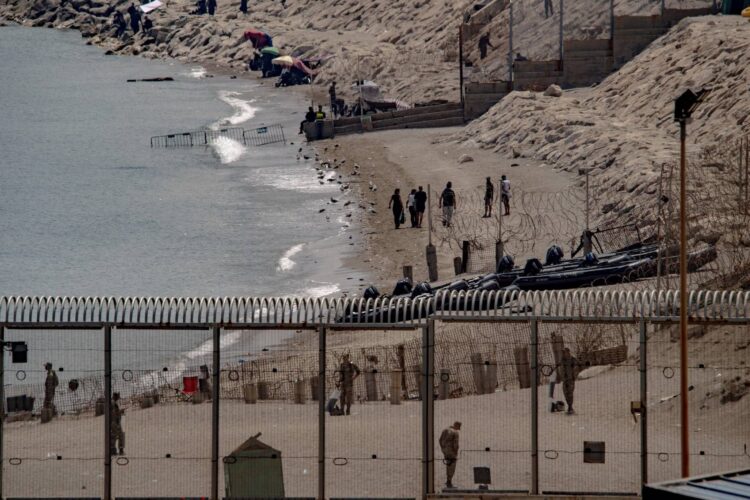 Ceuta, migranti a ridosso del confine: il Marocco li disperde e li trasferisce