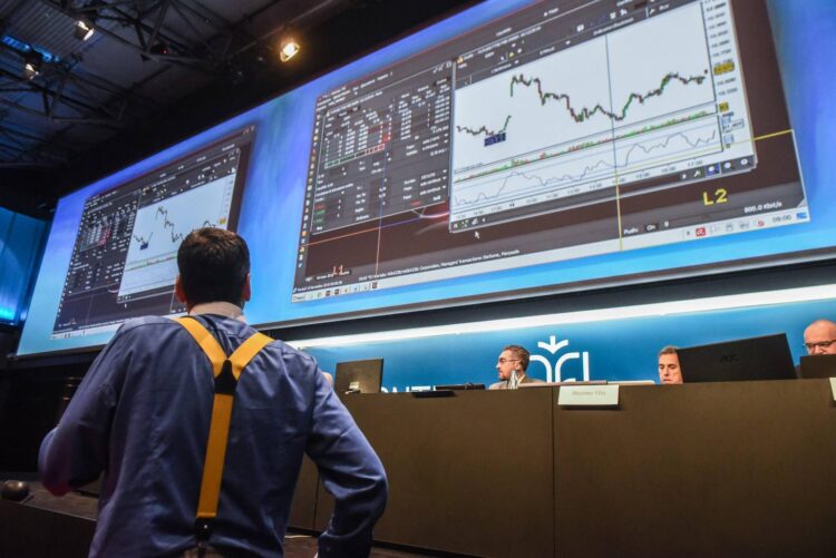 L’estate d’oro di Piazza Affari con record a oltre 54mila punti: “Trainano risiko bancario ed energetici”