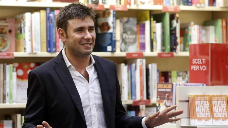 Alessandro Di Battista ricoverato a Cuba in gravi condizioni, ‘forte mal di testa e malore’
