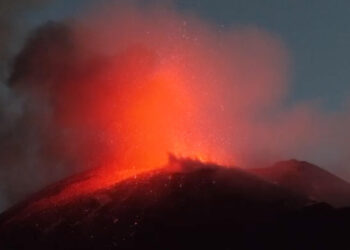 Etna, prolungato fino a domani alle 16 lo stop dei voli a Catania