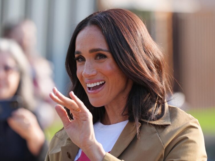 Meghan Markle compie 45 anni ma Buckingham Palace la snobba: nessun messaggio di auguri per il compleanno