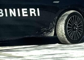Accoltellato mentre tenta di sedare una lite, arrestato un 19enne a Chiaia