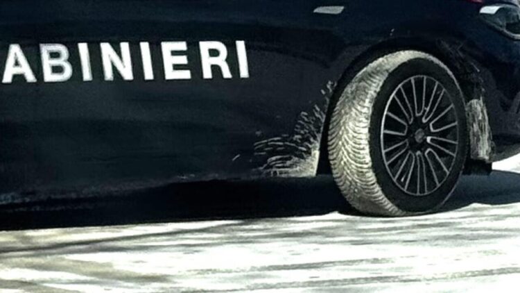 Accoltellato mentre tenta di sedare una lite, arrestato un 19enne a Chiaia