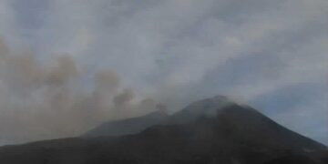 Emissione di cenere dall’Etna, sospesi arrivi all’aeroporto di Catania