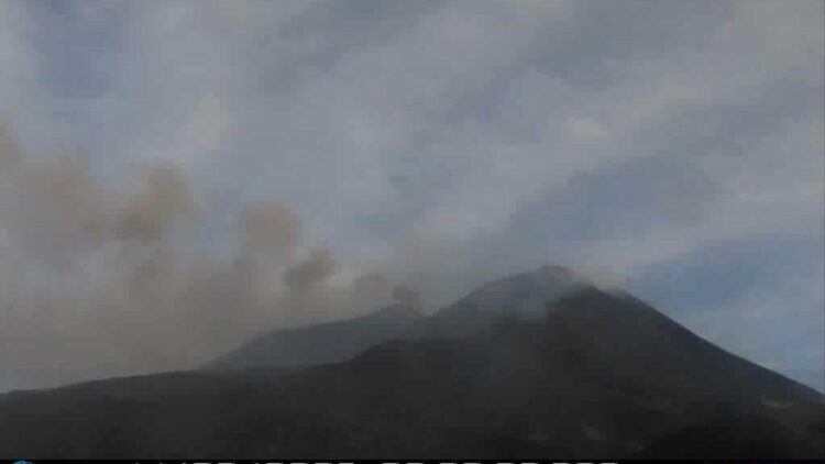 Emissione di cenere dall’Etna, sospesi arrivi all’aeroporto di Catania