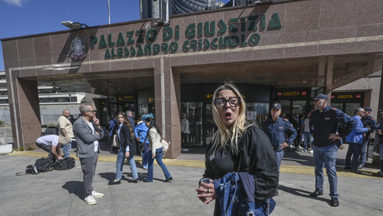 Quattordicenne uccisa dall’ex, mamma deporrà con braccialetto elettronico