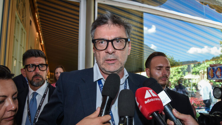 Giorgetti: ‘Con l’aumento dei tassi è importante tenere sotto controllo il debito’