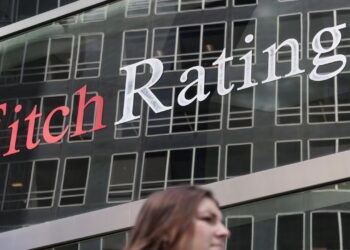 Fitch alza le stime sul Pil globale 2026, Italia da +0,6% a +1%
