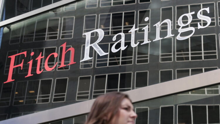 Fitch alza le stime sul Pil globale 2026, Italia da +0,6% a +1%