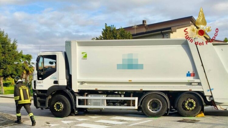 Travolta dal camion dei rifiuti mentre porta la figlia a scuola, morta donna