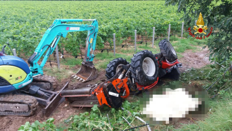 Si rovescia con il trattore, muore imprenditore vinicolo