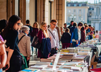 Torna Portici di Carta, Torino si trasforma in una grande libreria a cielo aperto