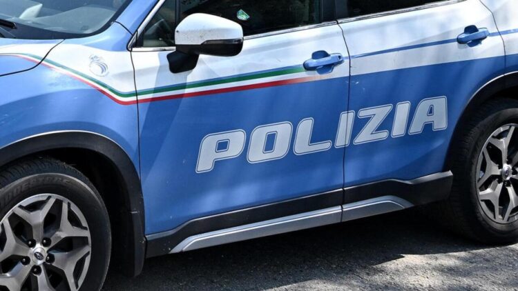 Scritta ‘Pedofilo infame’ sulle serrande del minimarket di Torino