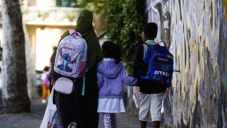 Il figlio della docente aggredita ‘mia madre è forte e vuole tornare a scuola’