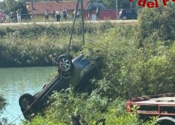 Trovata e ripescata l’auto precipitata nel fiume Livenza, all’interno un uomo e due cani