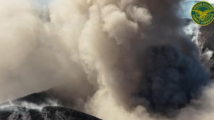 Emissione cenere dall’Etna, sospesi voli in arrivo e in partenza a Catania