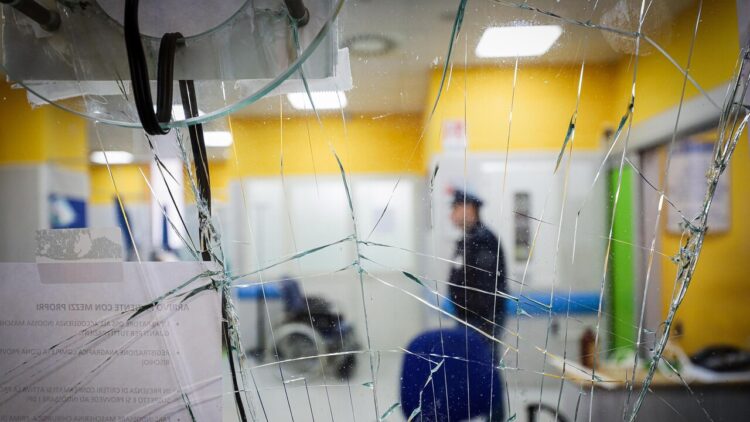 Paziente danneggia pronto soccorso degli ospedali riuniti di Padova sud
