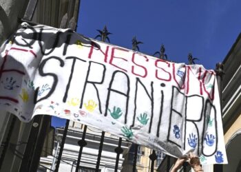 Striscione tolto a scuola: presidio di protesta a Genova