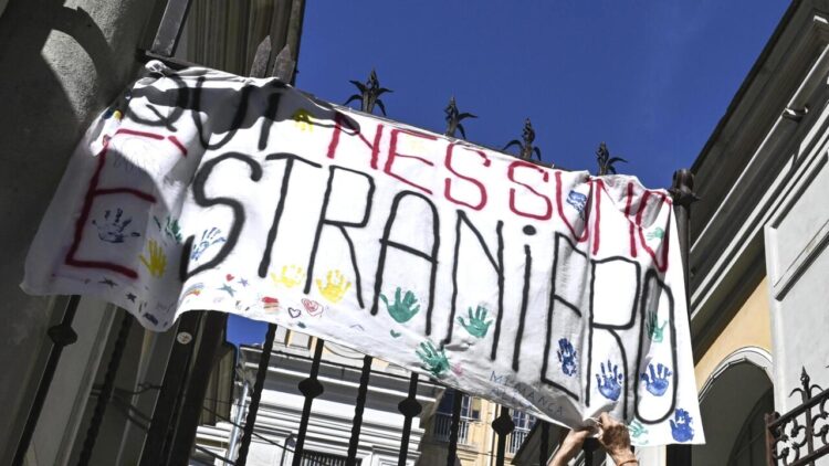 Striscione tolto a scuola: presidio di protesta a Genova