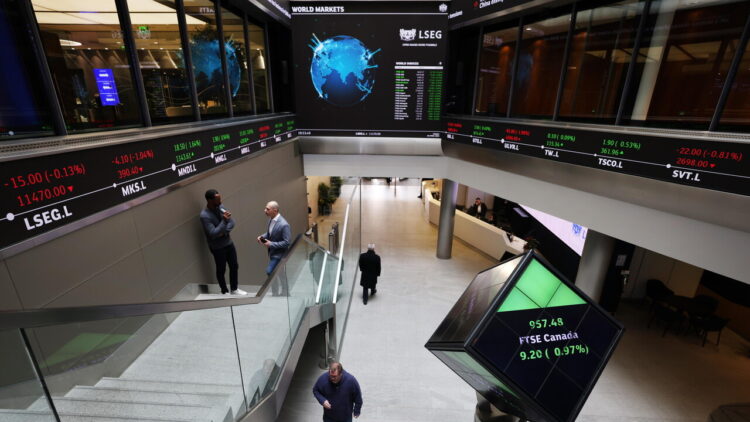 Borsa: l’Europa in calo con petrolio e chip, Milano -1,2%