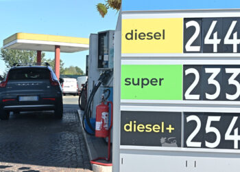 Sconto accise si dimezza, diesel sale a 2,357 euro, in autostrada a 2,439