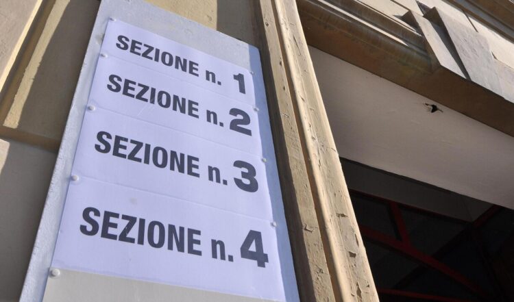 Seggi aperte per le suppletive a Reggio Calabria. Alle 12 l’affluenza al 3,43%