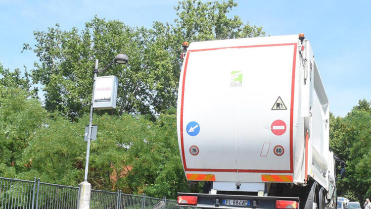 Travolta dal camion dei rifiuti mentre porta la figlia a scuola, morta donna