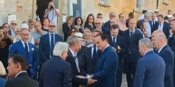 A Mondovì l’addio a Raffaele Costa, il figlio Enrico abbracciato da Cirio