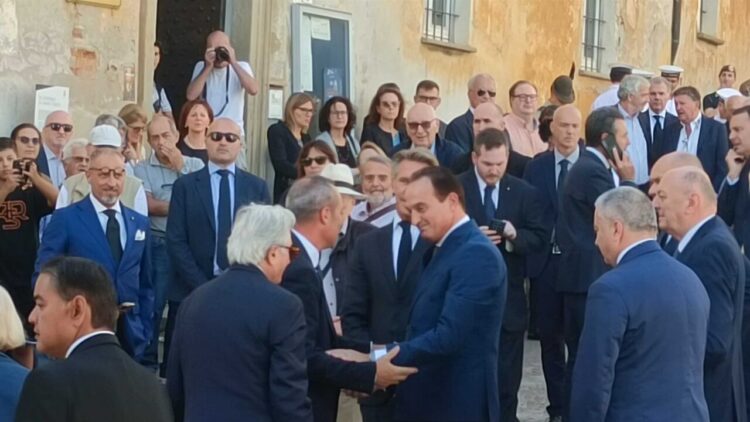A Mondovì l’addio a Raffaele Costa, il figlio Enrico abbracciato da Cirio