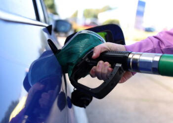 Cgia, il caro carburante mette a rischio camionisti, taxisti e rappresentanti