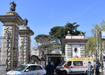Scontro fra un’auto e una moto a Roma, muore 19enne