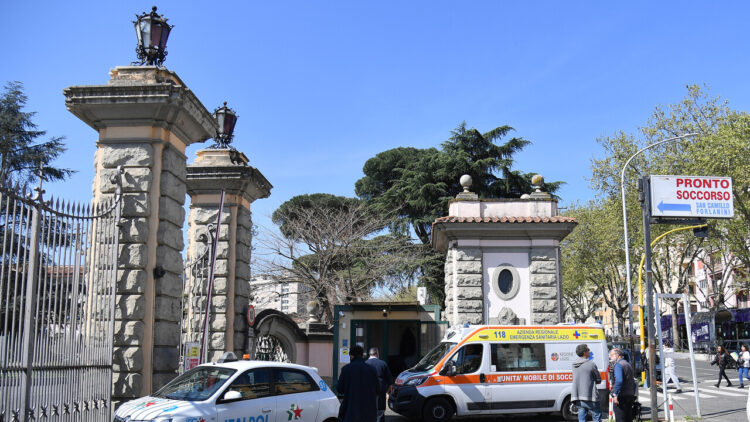 Scontro fra un’auto e una moto a Roma, muore 19enne
