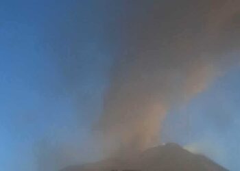 Emissione di cenere sull’Etna, nube eruttiva alta 4 chilometri