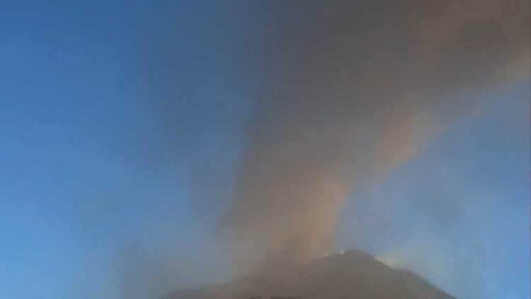 Emissione di cenere sull’Etna, nube eruttiva alta 4 chilometri