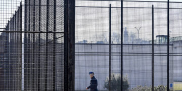 Tenta di lanciare busta con 9 cellulari oltre le mura del carcere, preso